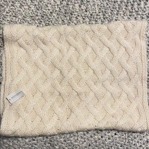 Women’s cable knit infinity scarf